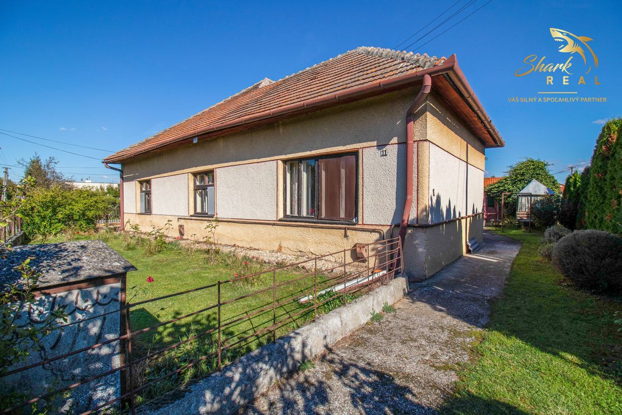 Na predaj 6-izbový rodinný dom s veľkým pozemkom v Komjaticiach