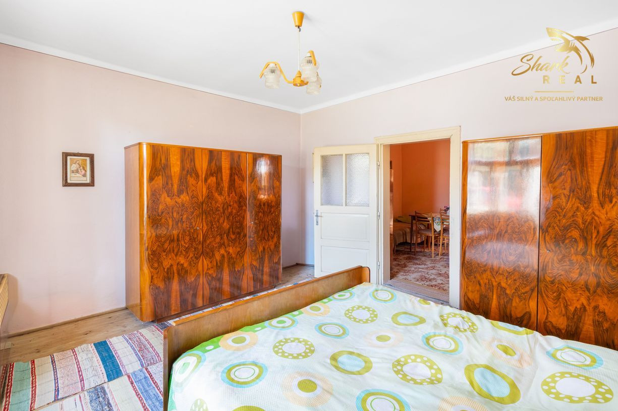 Na predaj 6-izbový rodinný dom s veľkým pozemkom v Komjaticiach