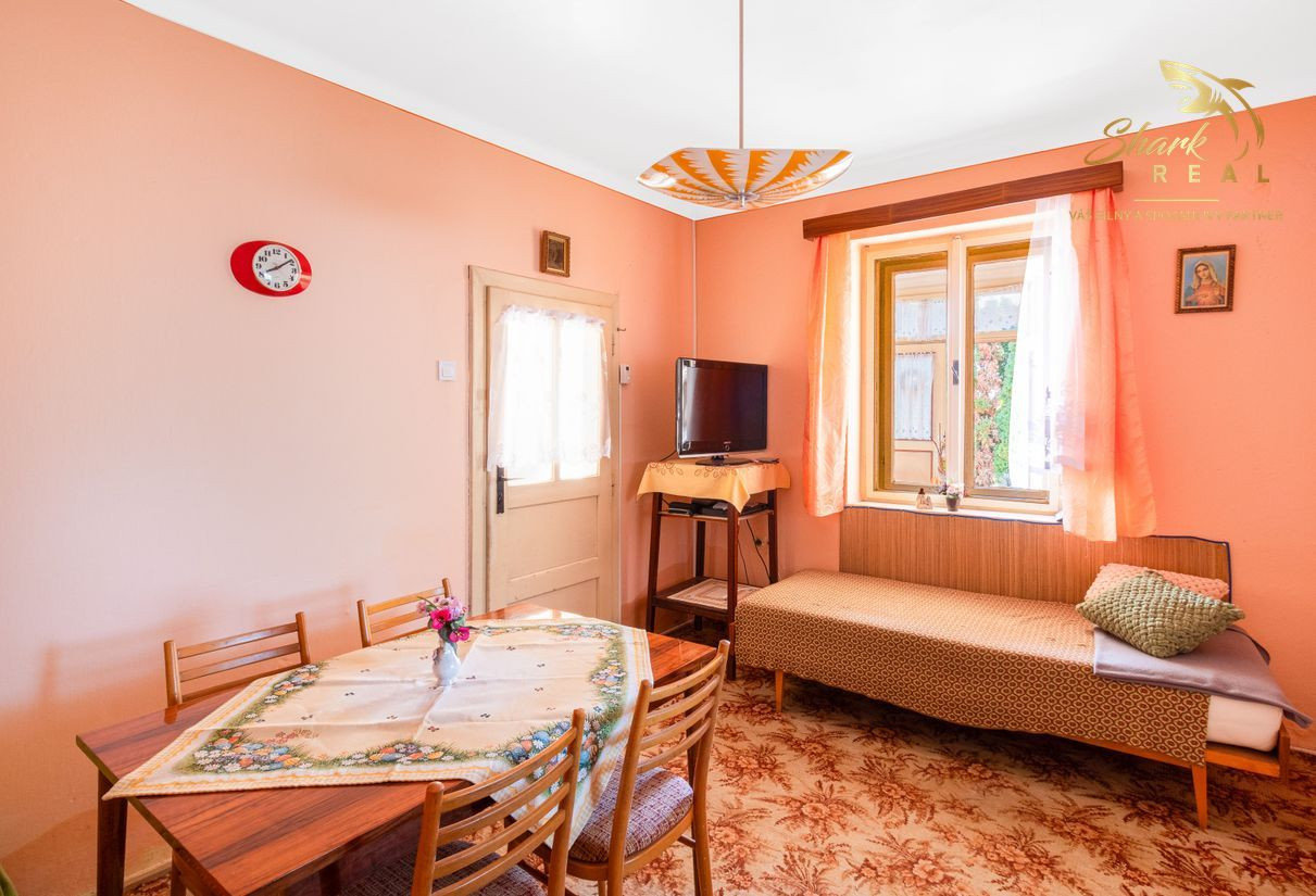 Na predaj 6-izbový rodinný dom s veľkým pozemkom v Komjaticiach