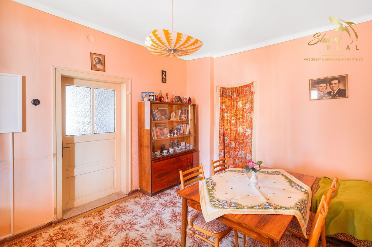 Na predaj 6-izbový rodinný dom s veľkým pozemkom v Komjaticiach