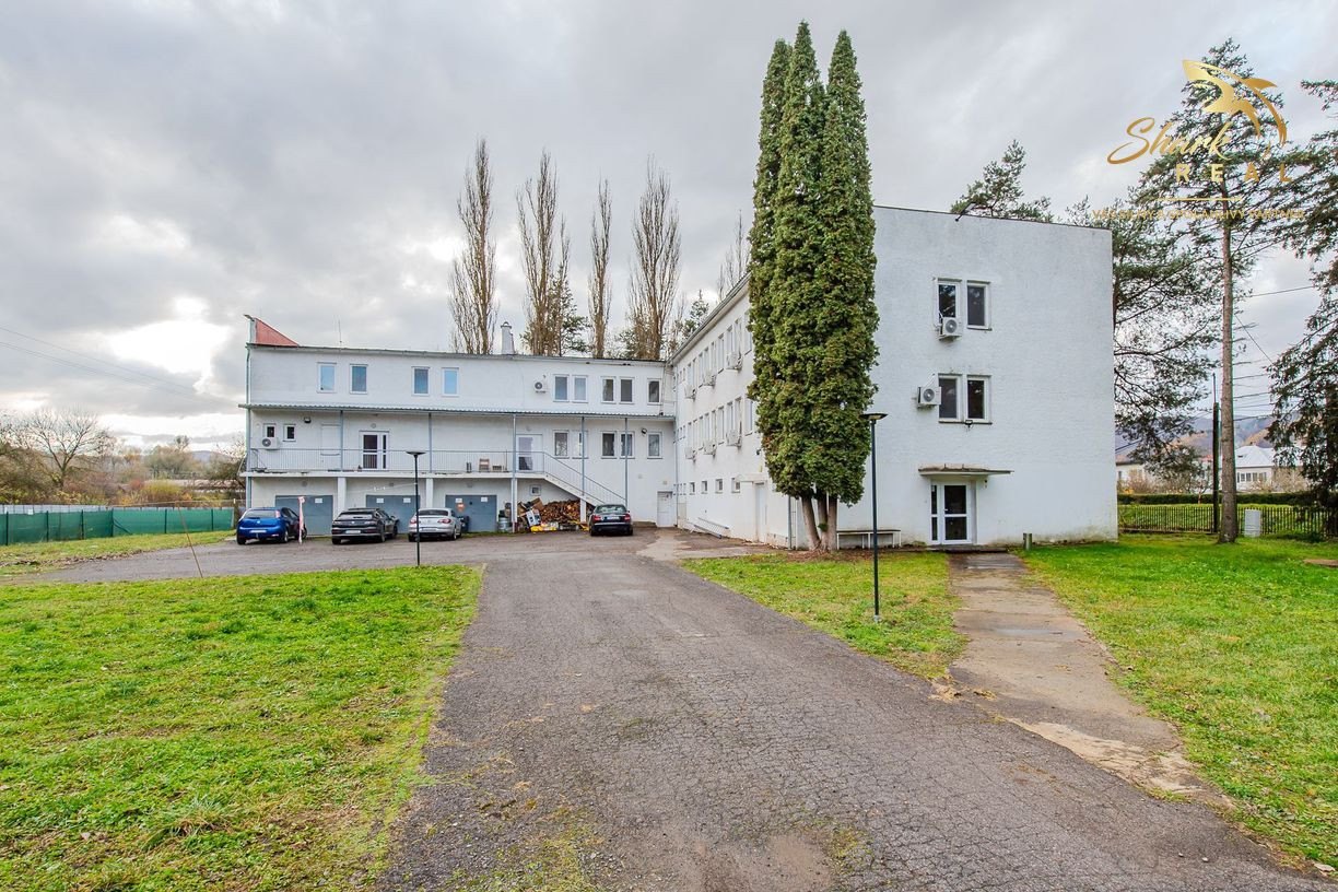  Na predaj ubytovací objekt v obci Koškovce – 26 izieb, parkovanie, garáže 
