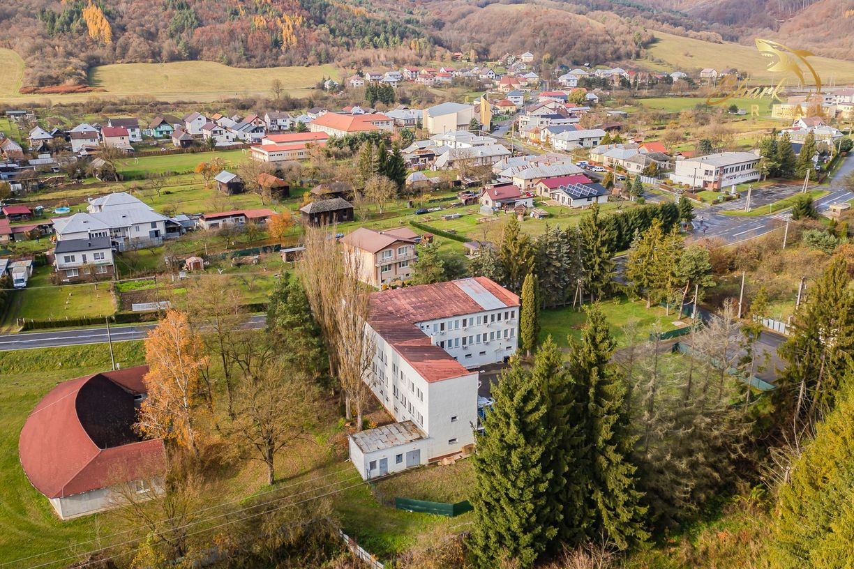  Na predaj ubytovací objekt v obci Koškovce – 26 izieb, parkovanie, garáže 