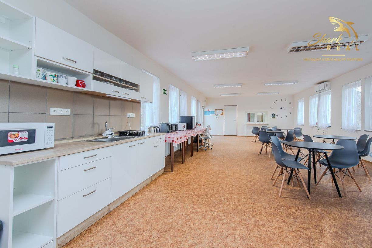  Na predaj ubytovací objekt v obci Koškovce – 26 izieb, parkovanie, garáže 