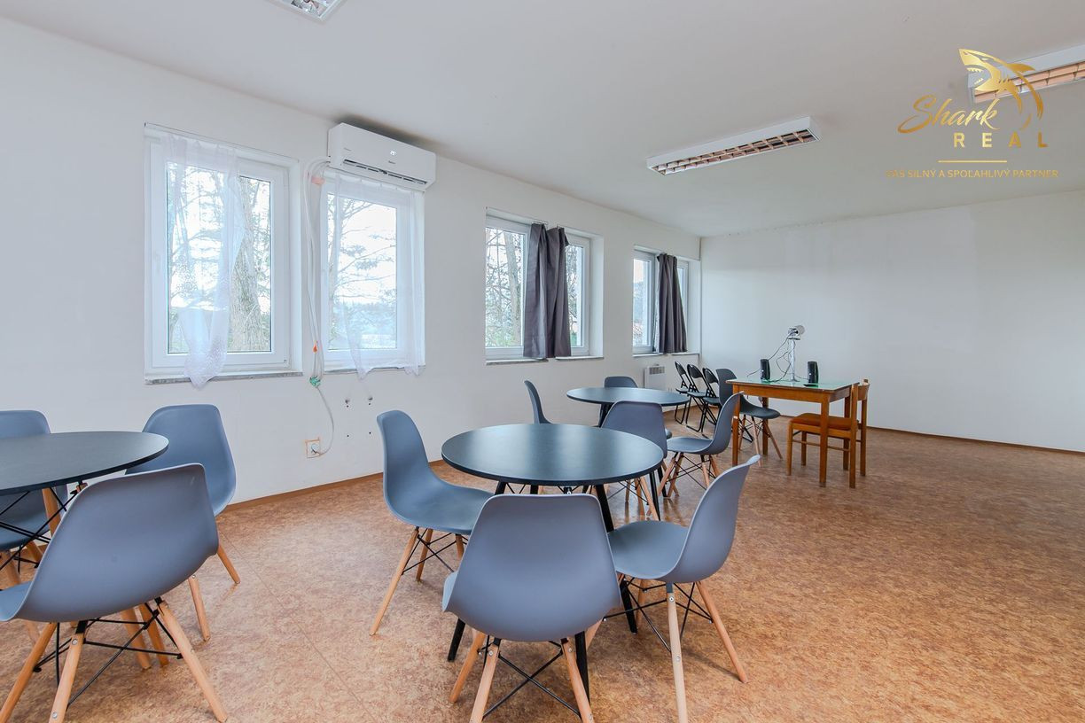  Na predaj ubytovací objekt v obci Koškovce – 26 izieb, parkovanie, garáže 