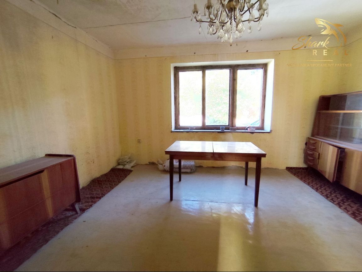 Stavebný pozemok so starším domom na predaj 