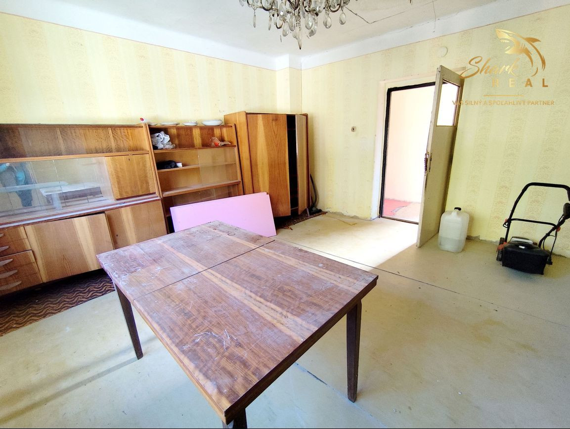 Stavebný pozemok so starším domom na predaj 