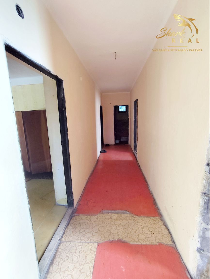 Stavebný pozemok so starším domom na predaj 