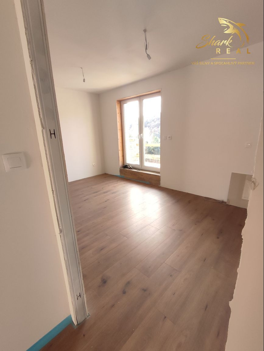 Byt v novostavbe so záhradou neďaleko tajchu Nová Baňa