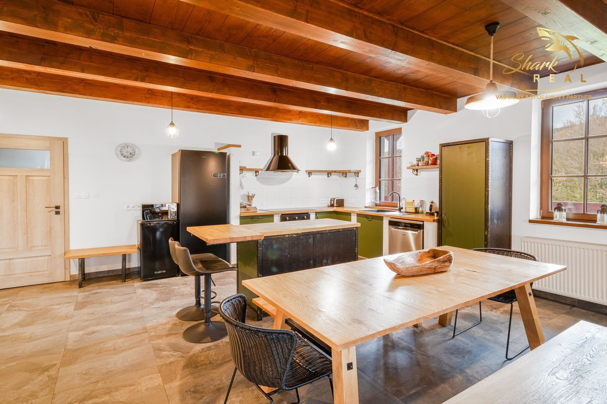 Krásna chata pod lesom s veľkým pozemkom.