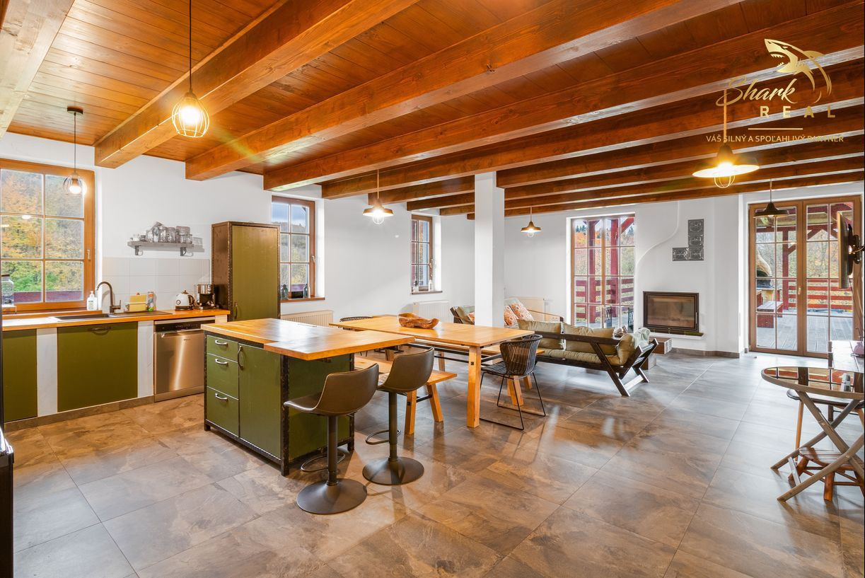 Krásna chata pod lesom s veľkým pozemkom.