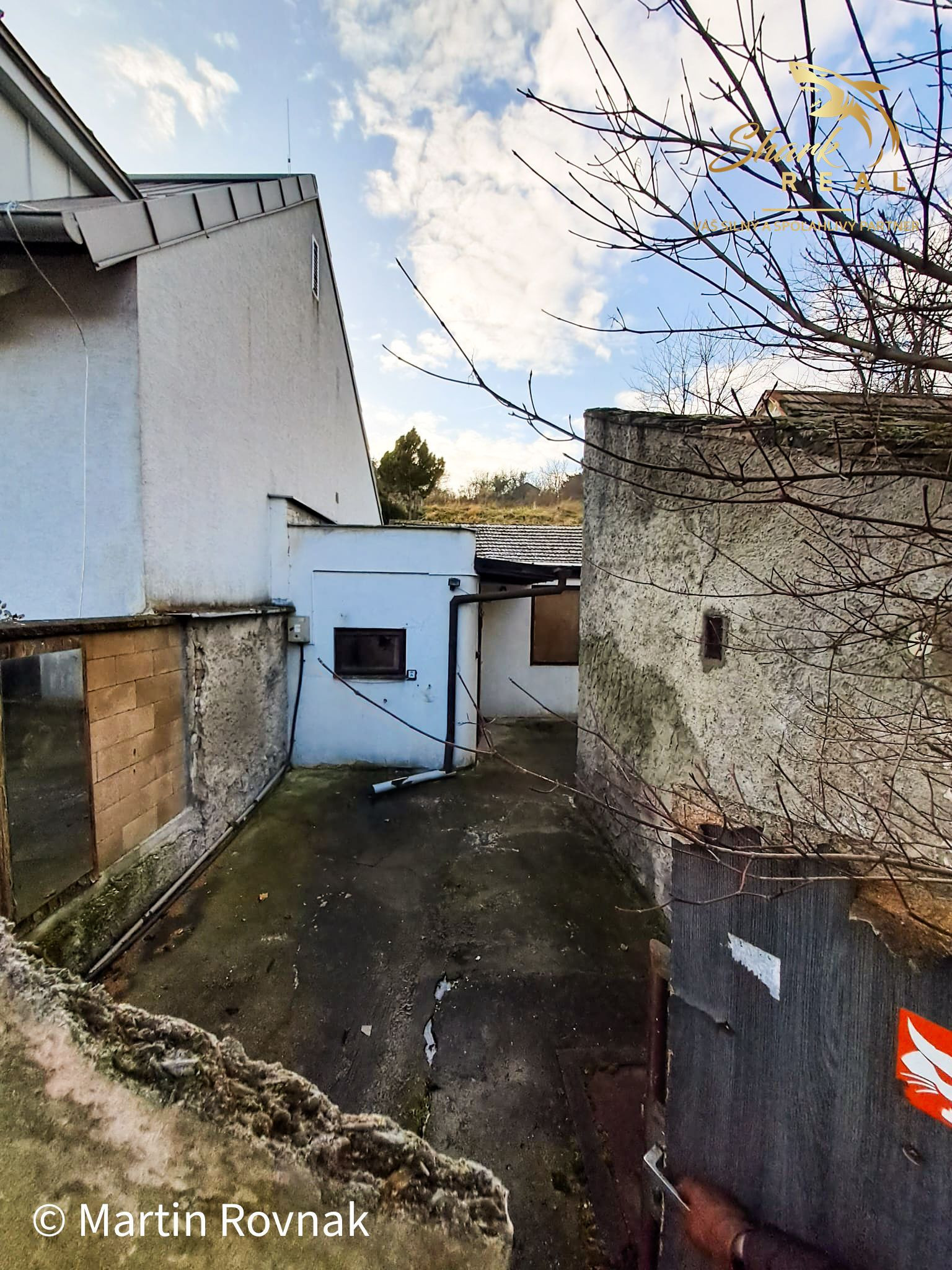 Rodinný dom s projektom a povolením v tichej časti Devínskej Novej Vsi