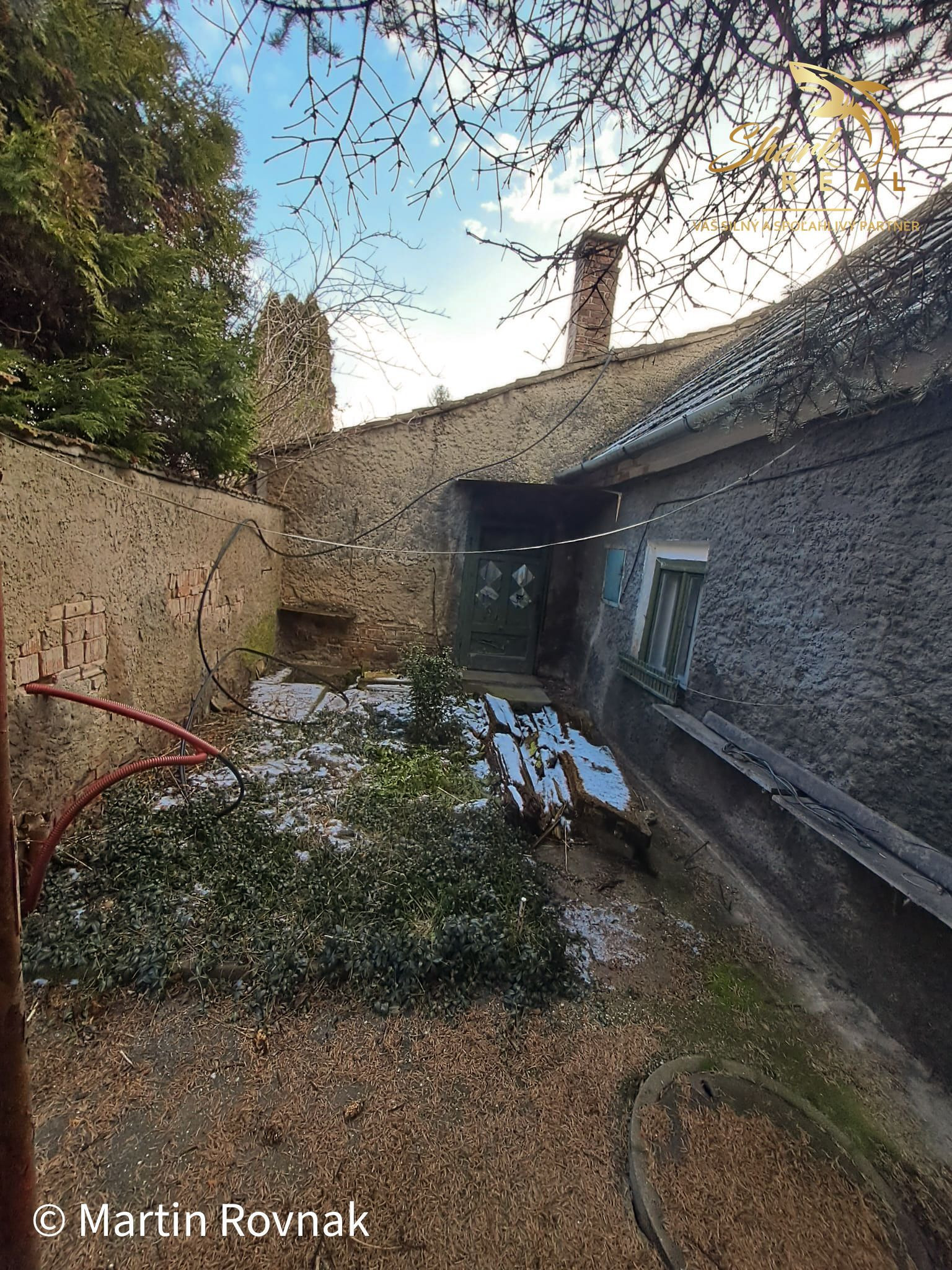 Rodinný dom s projektom a povolením v tichej časti Devínskej Novej Vsi