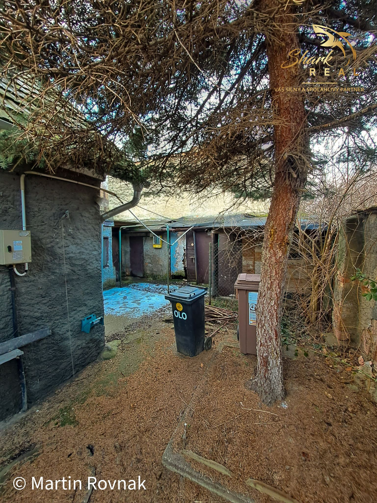 Rodinný dom s projektom a povolením v tichej časti Devínskej Novej Vsi