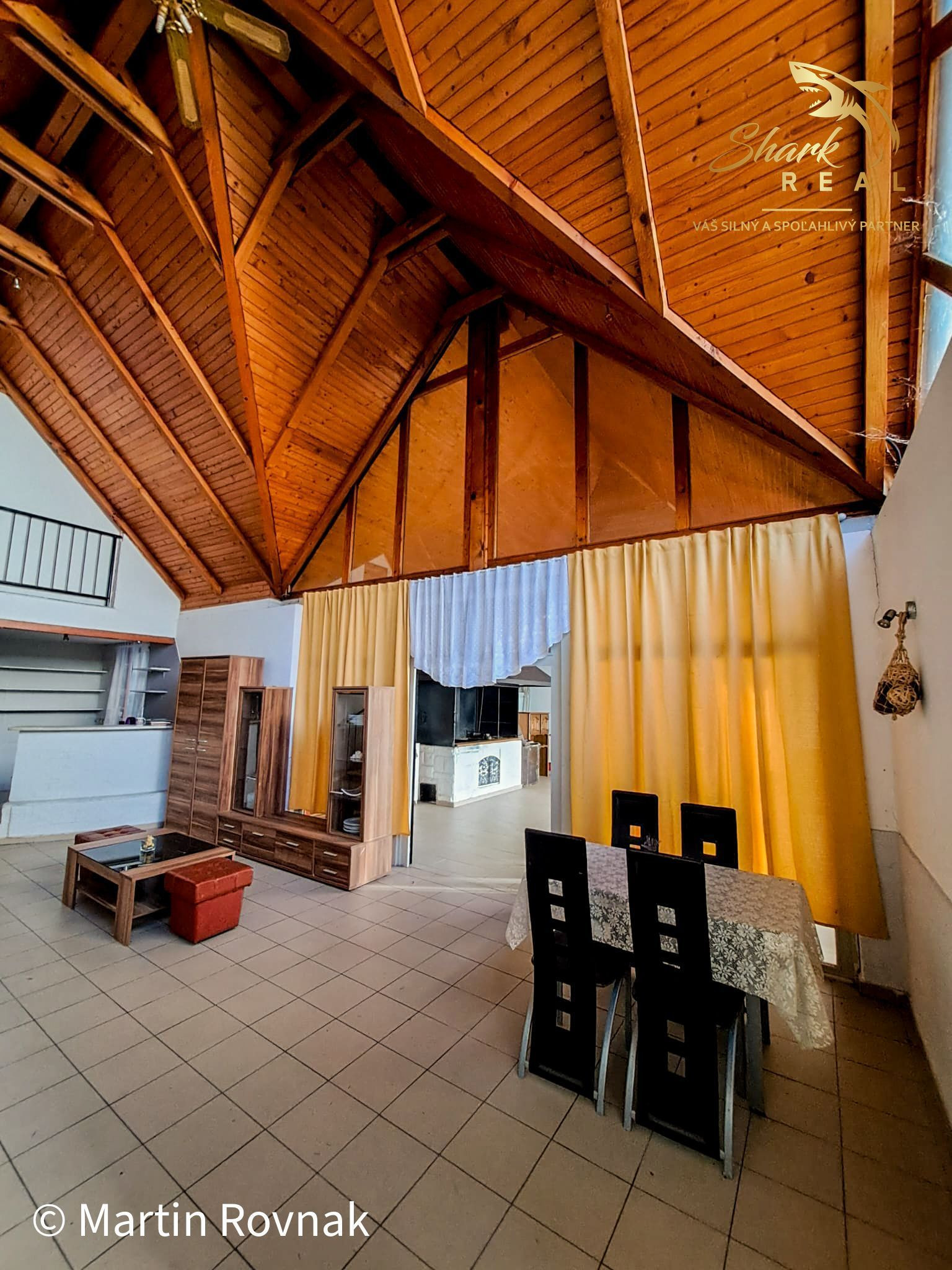 Jedinečný objekt s vysokými stropmi a átriom pre vaše podnikanie