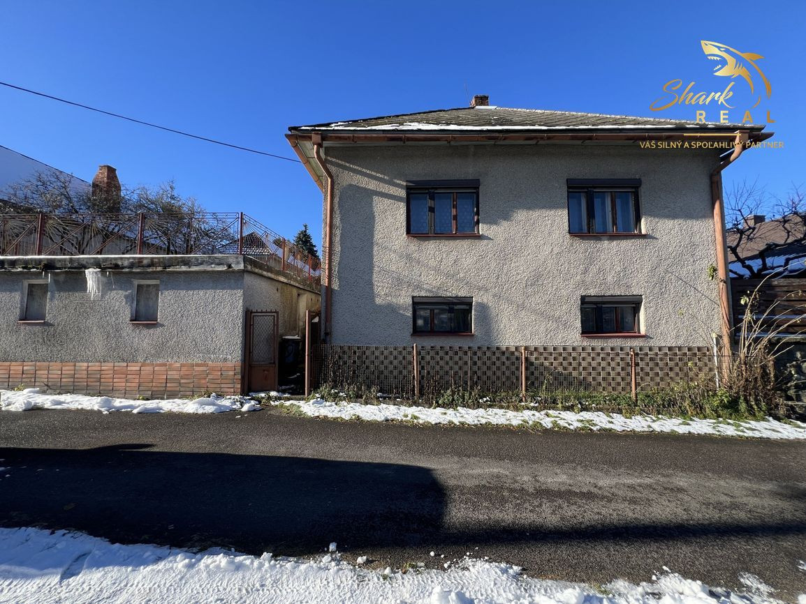 Rodinný dom s garážou.