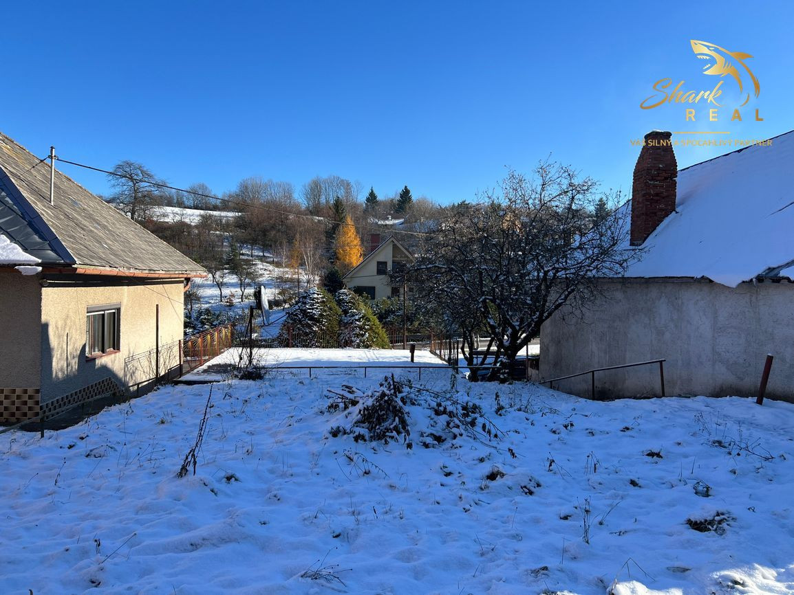 Rodinný dom s garážou.