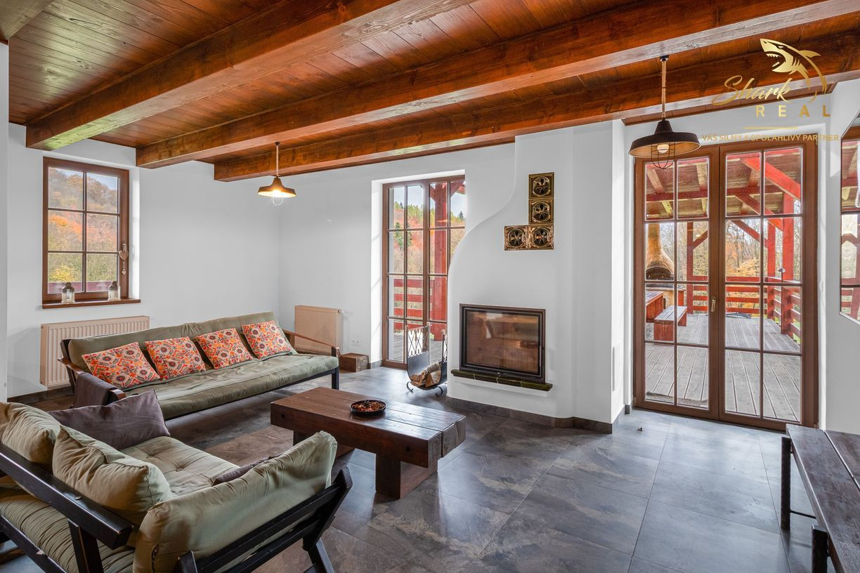 Krásna chata pod lesom s veľkým pozemkom.