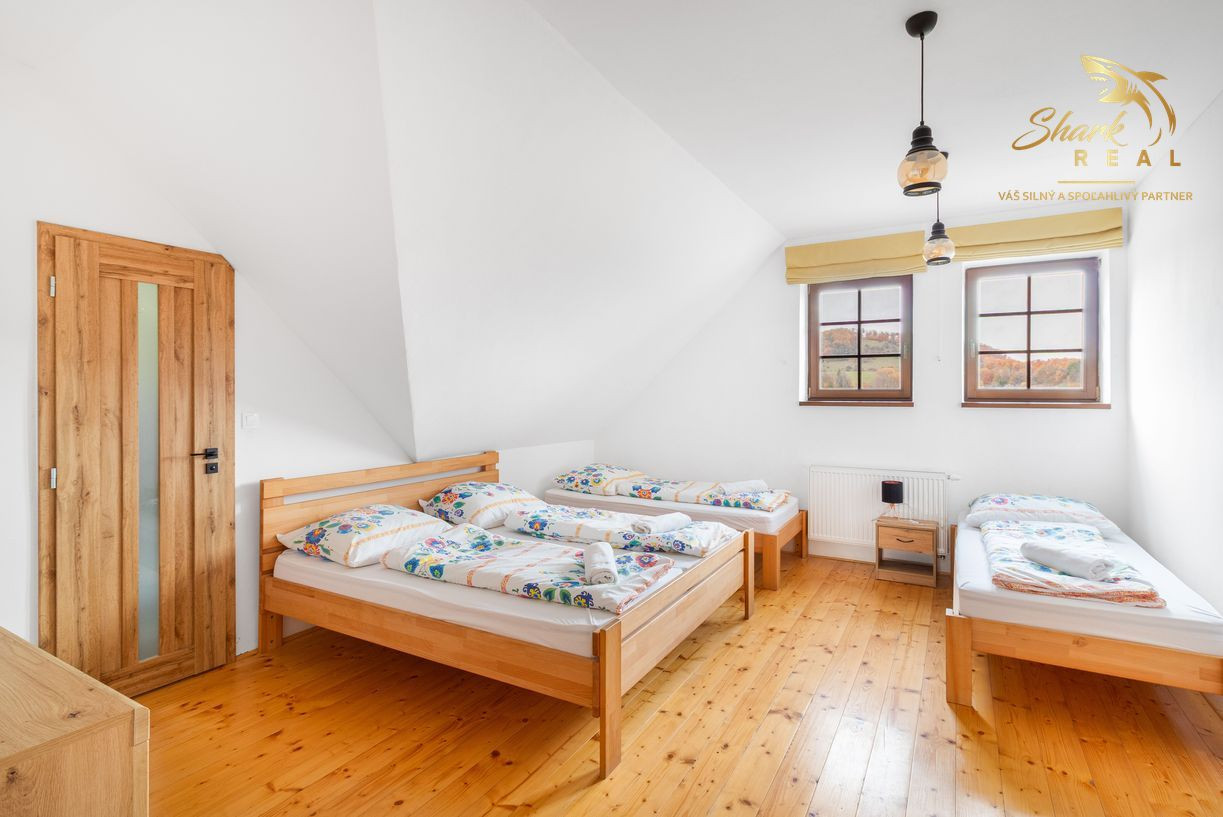 Krásna chata pod lesom s veľkým pozemkom.