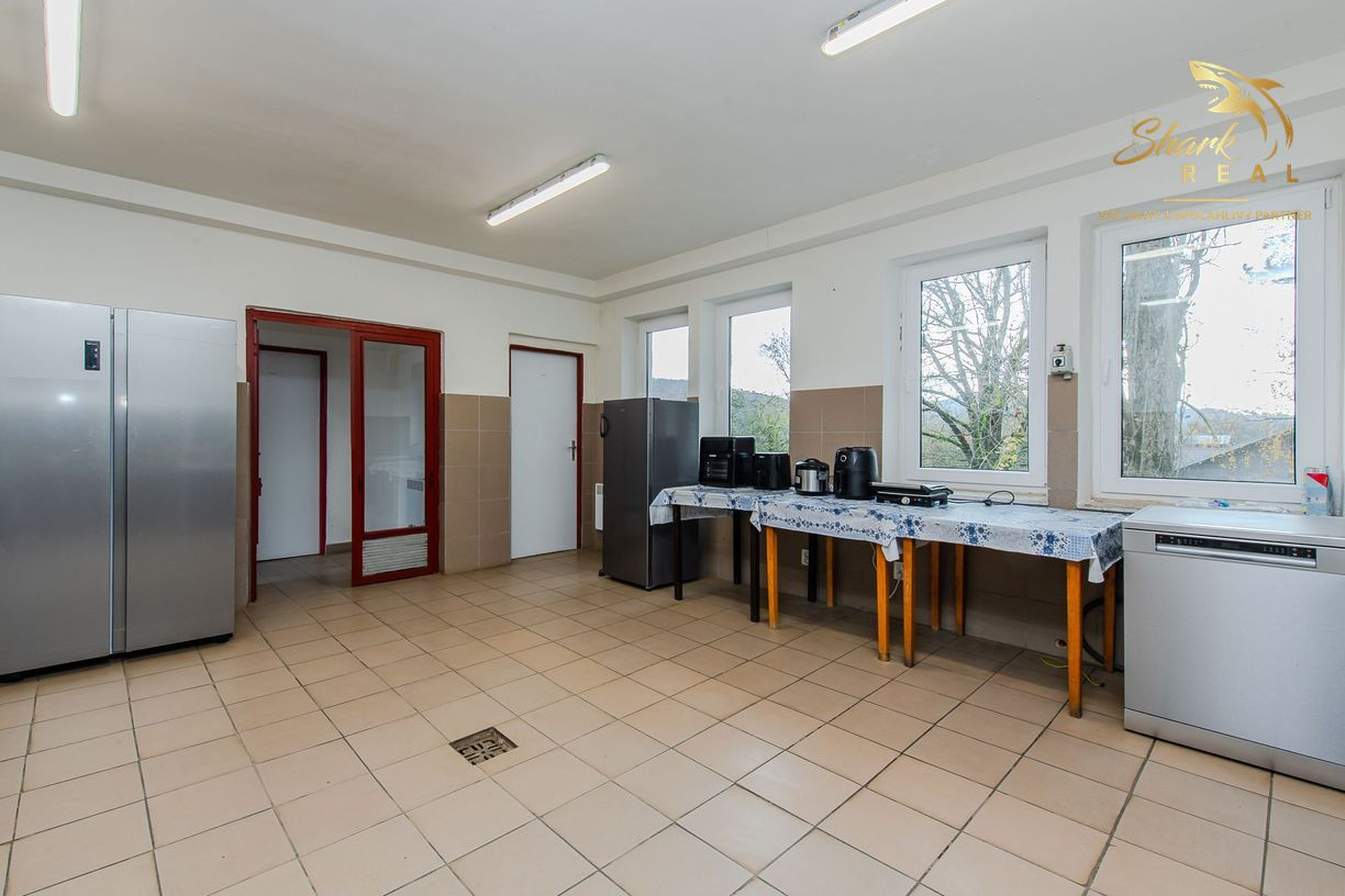  Predaj / Prenájom ubytovací objekt v obci Koškovce – 26 izieb, parkovanie, garáže 