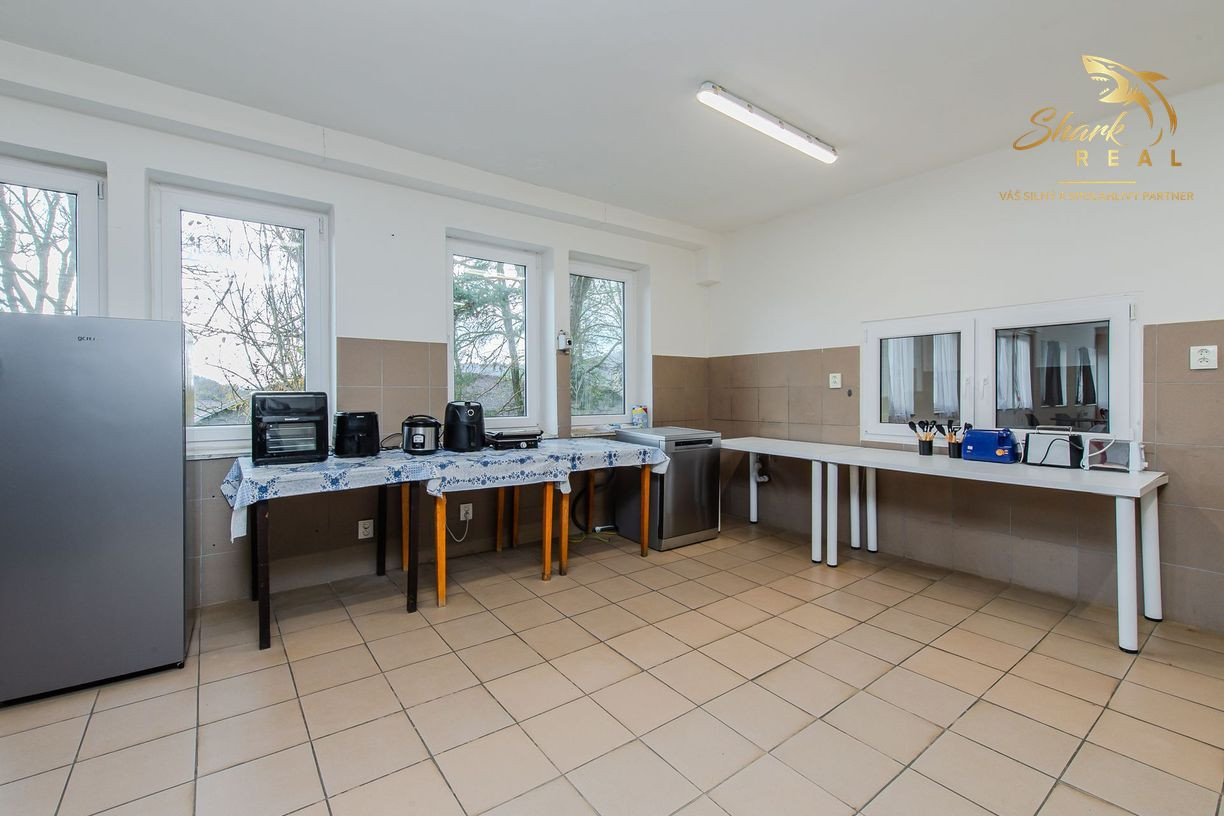  Predaj / Prenájom ubytovací objekt v obci Koškovce – 26 izieb, parkovanie, garáže 