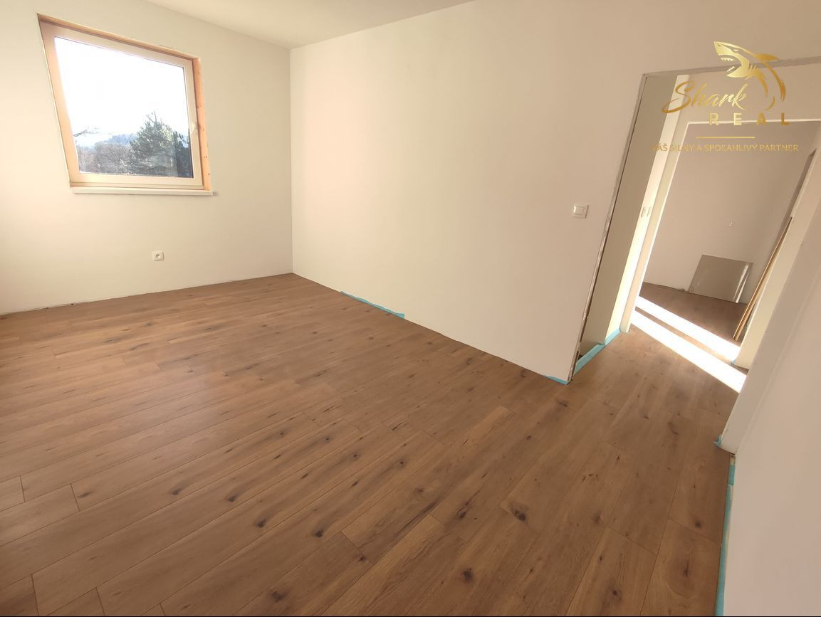 Byt v novostavbe so záhradou neďaleko tajchu Nová Baňa