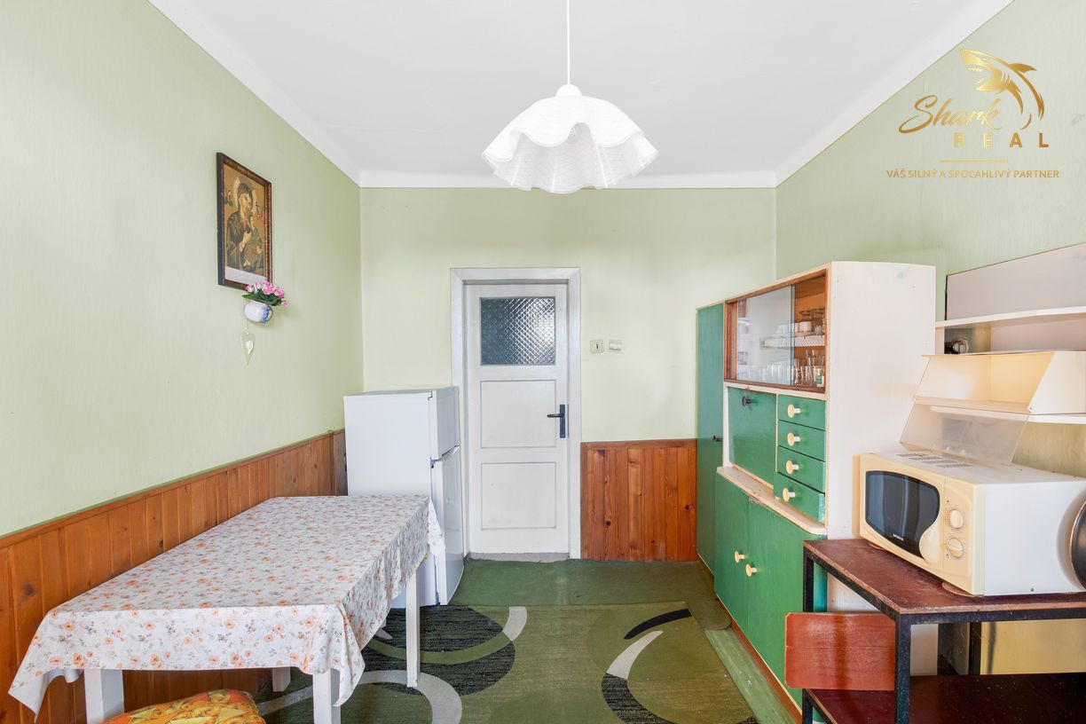 !ZNÍŽENÁ CENA! 6-izbový rodinný dom s veľkým pozemkom v Komjaticiach