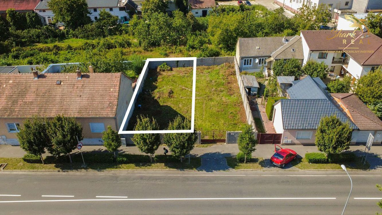 Atraktívny stavebný pozemok pri hlavnej ceste v Piešťanoch