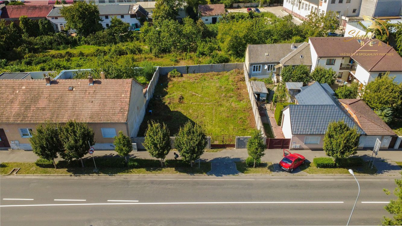 Atraktívny stavebný pozemok pri hlavnej ceste v Piešťanoch