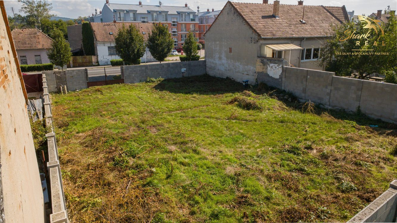 Atraktívny stavebný pozemok pri hlavnej ceste v Piešťanoch