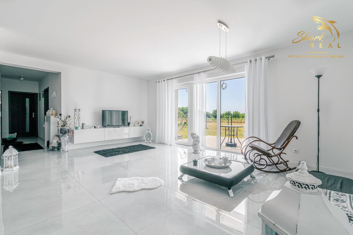 Exkluzívna Novostavba s Pozemkom v Obci Veselé