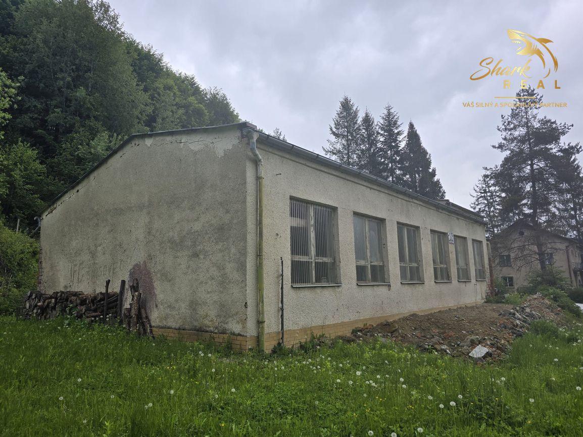 Priestranná budova s bývaním