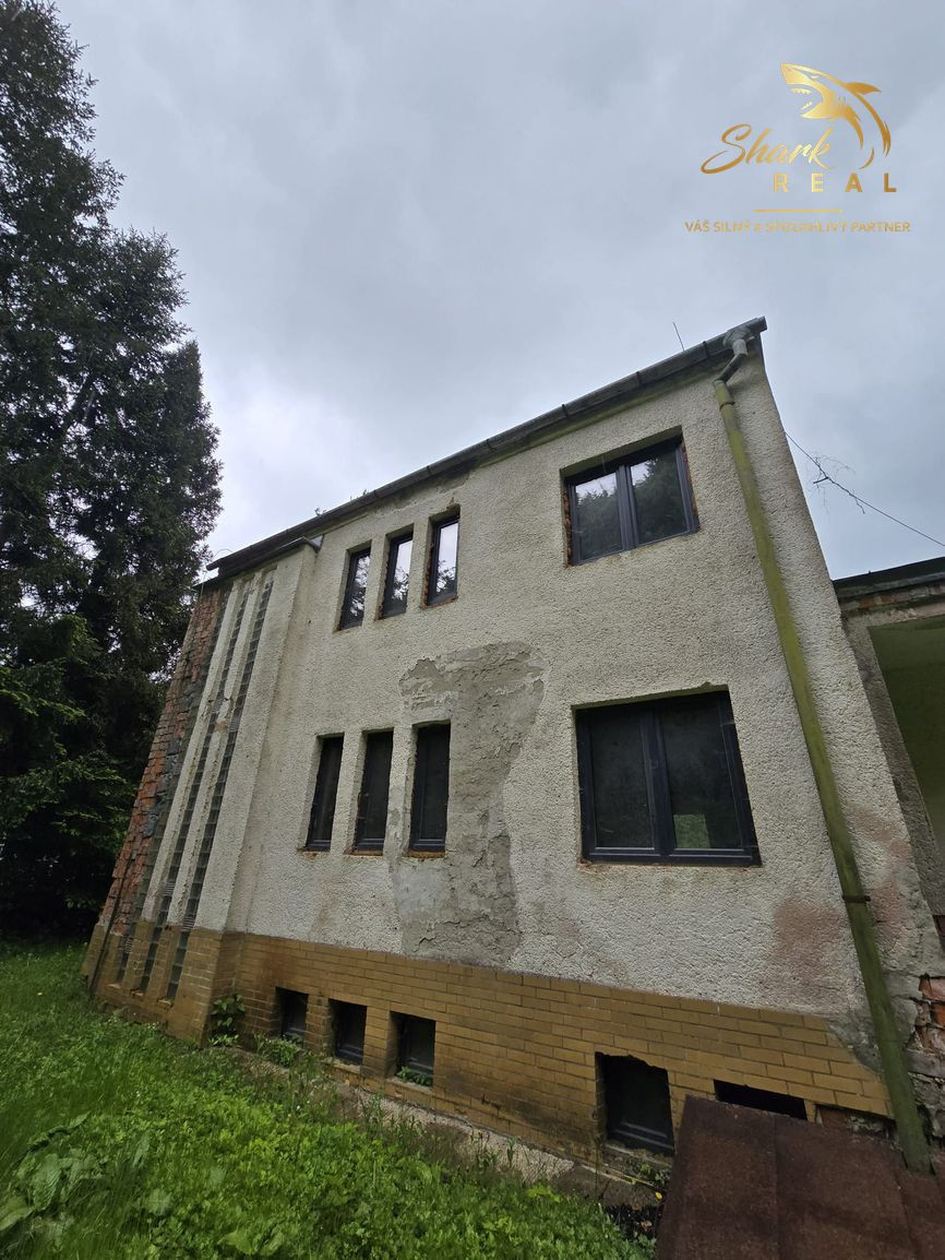 Priestranná budova s bývaním