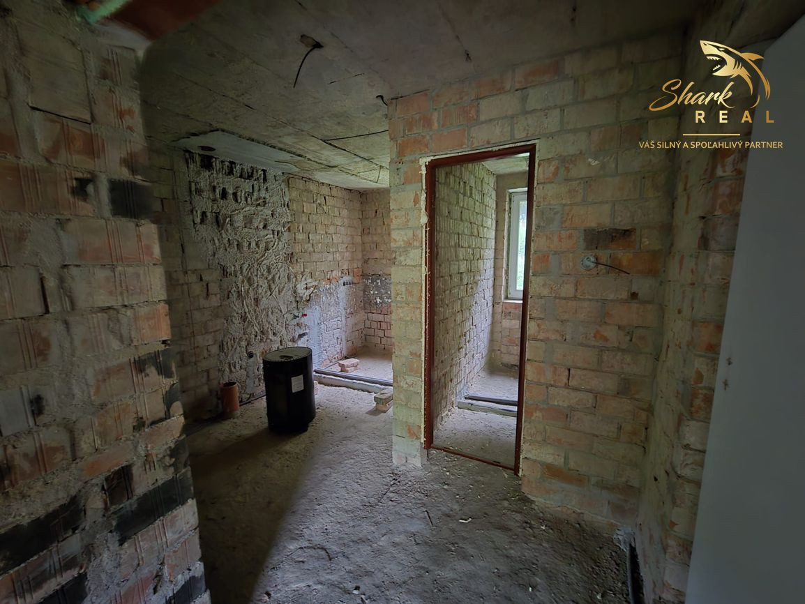 Priestranná budova s bývaním