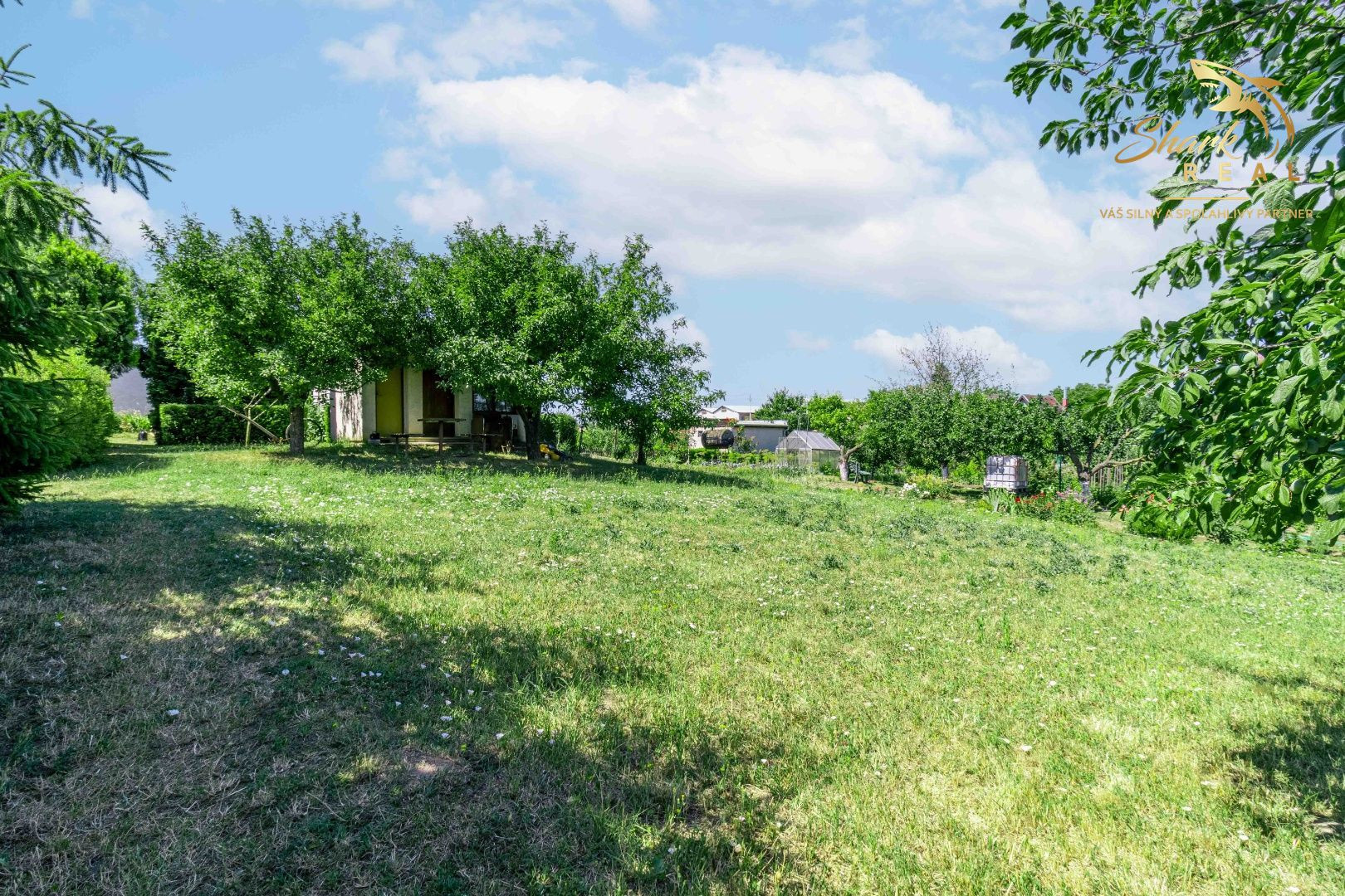 ZNÍŽENÁ CENA - EXKLUZÍVNE: Záhrada s murovanou chatkou – Špačince, Dolný mlyn – len 5 minút od Trnavy!