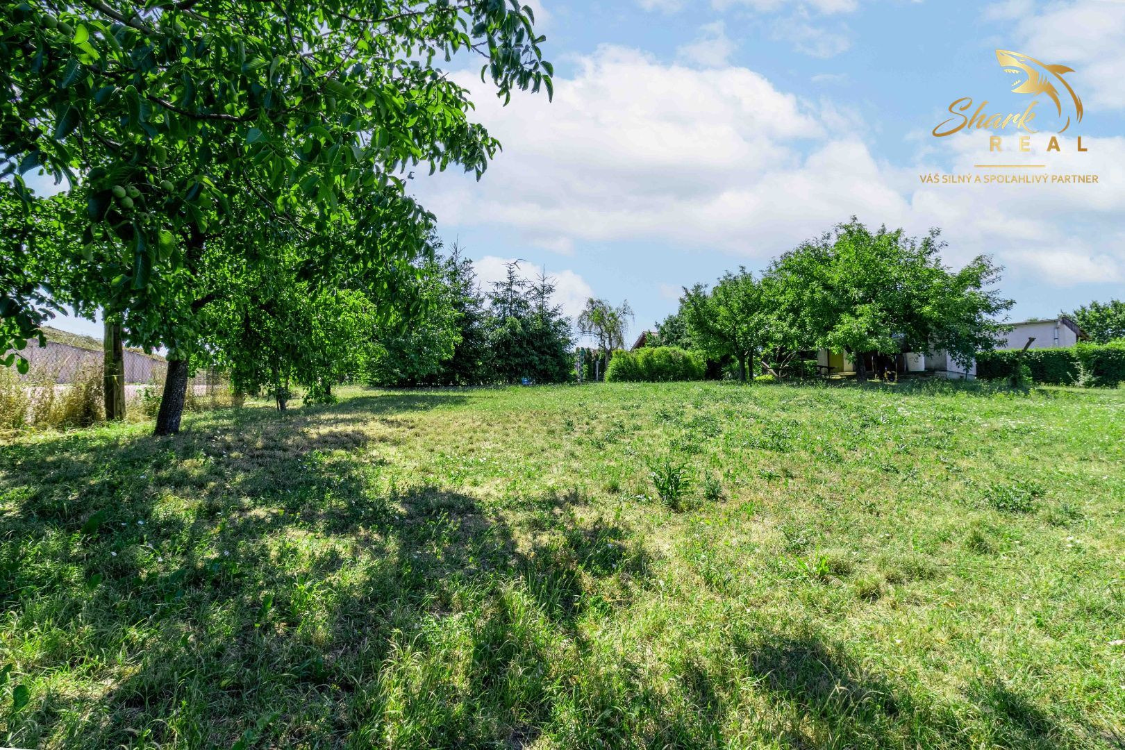 ZNÍŽENÁ CENA - EXKLUZÍVNE: Záhrada s murovanou chatkou – Špačince, Dolný mlyn – len 5 minút od Trnavy!