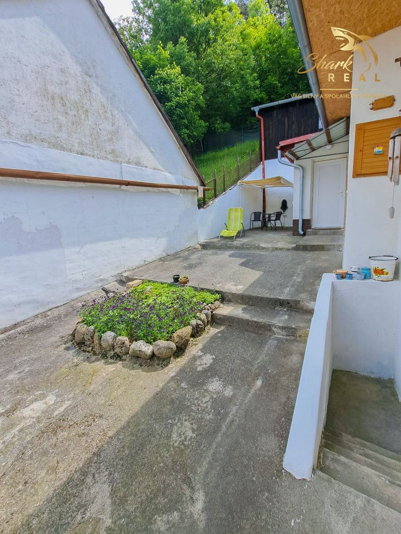 Malebná romantická chalupa pod lesom