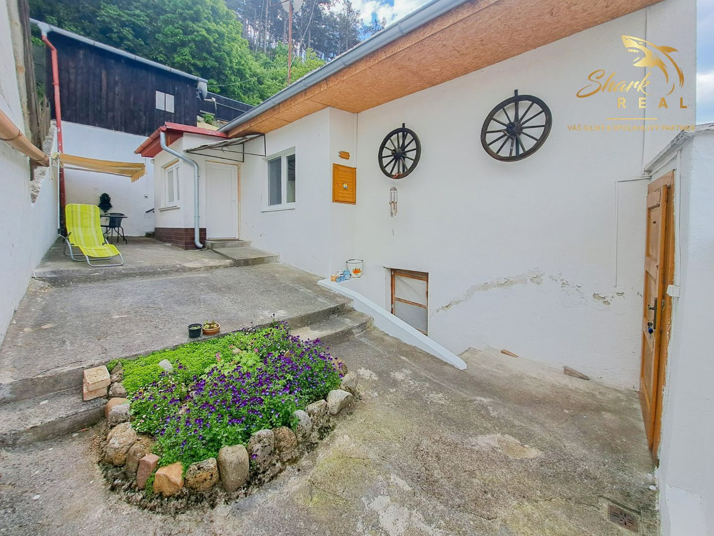 Malebná romantická chalupa pod lesom