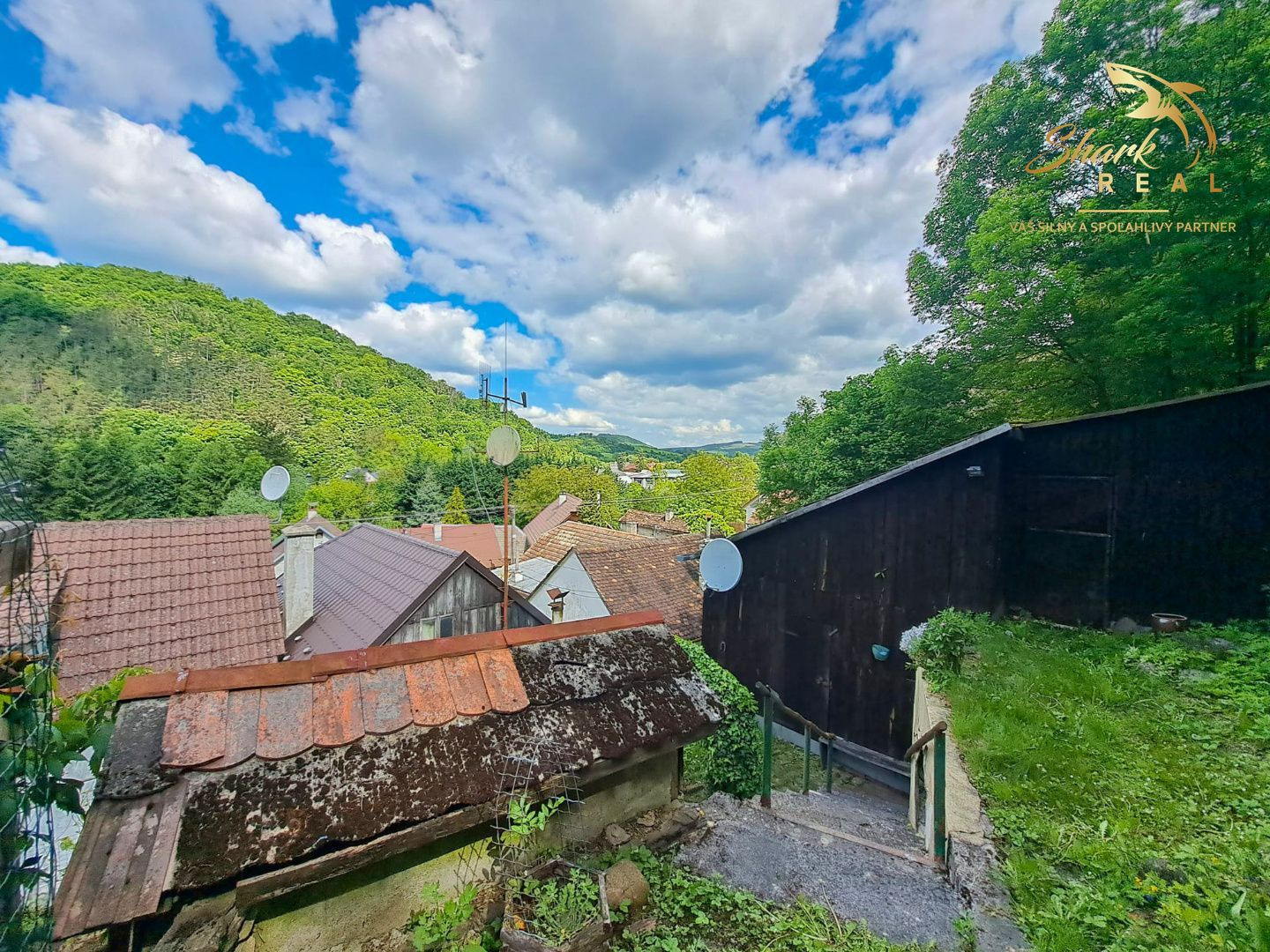 Malebná romantická chalupa pod lesom