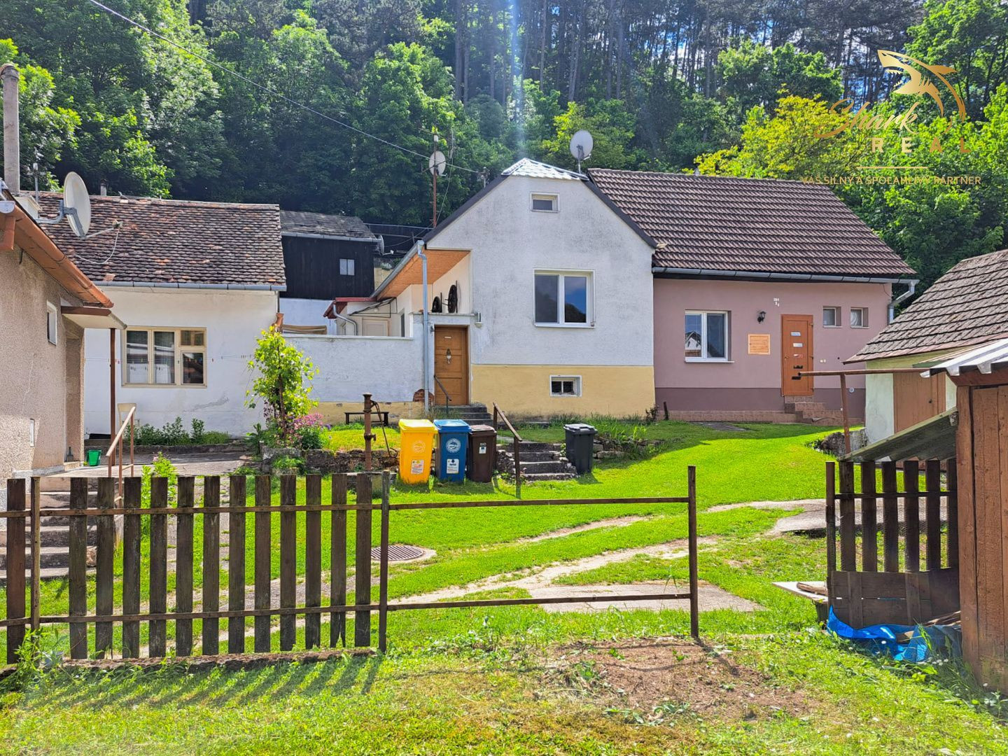 Malebný romantický domček pod lesom