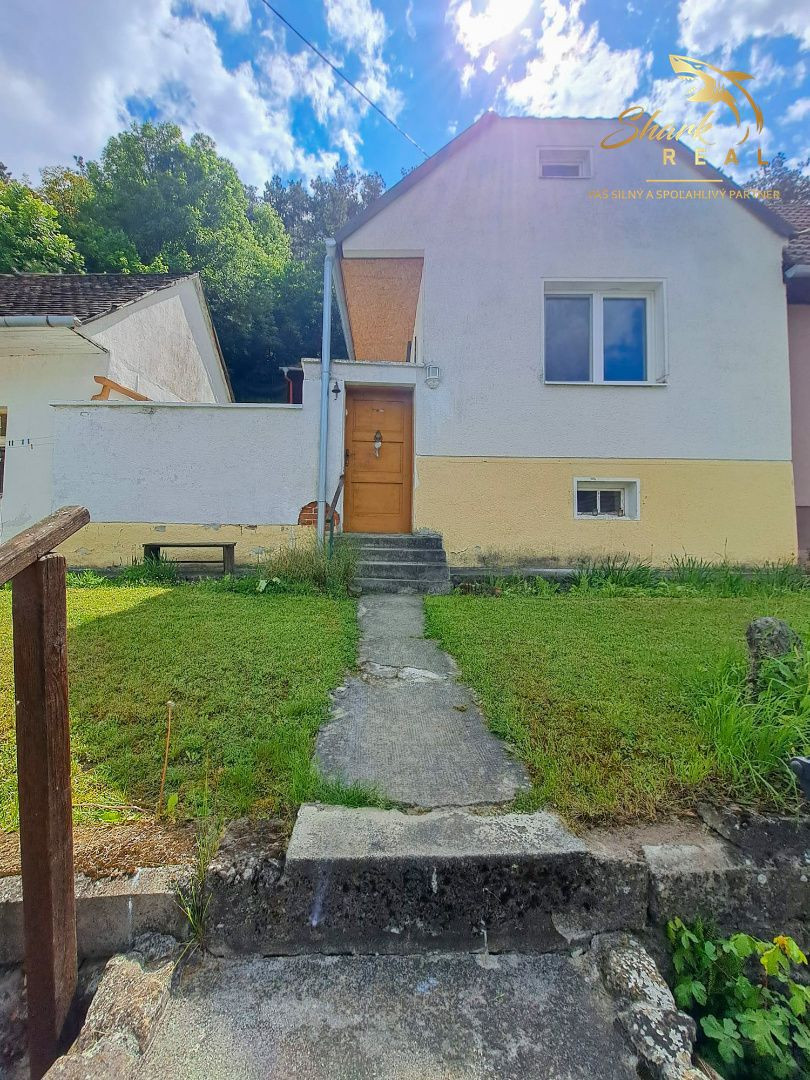 Malebný romantický domček pod lesom