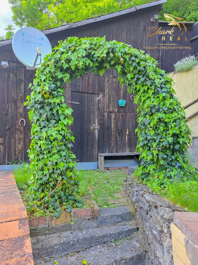 Malebný romantický domček pod lesom