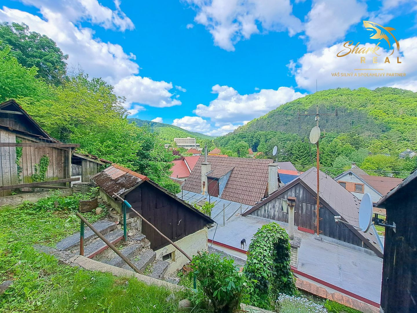 Malebný romantický domček pod lesom