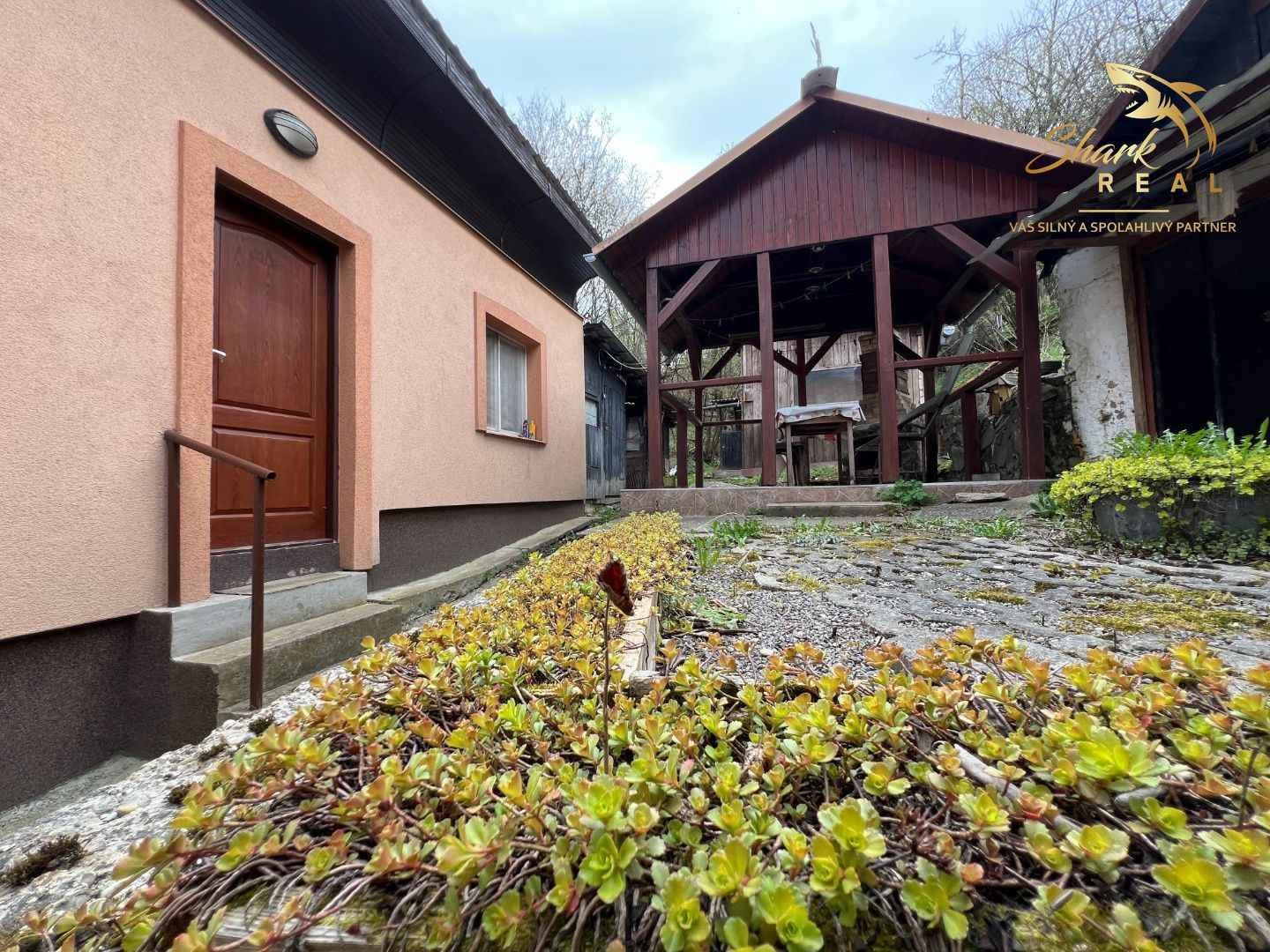 PREDANÉ - Chalupa pri potôčiku / Nová Baňa