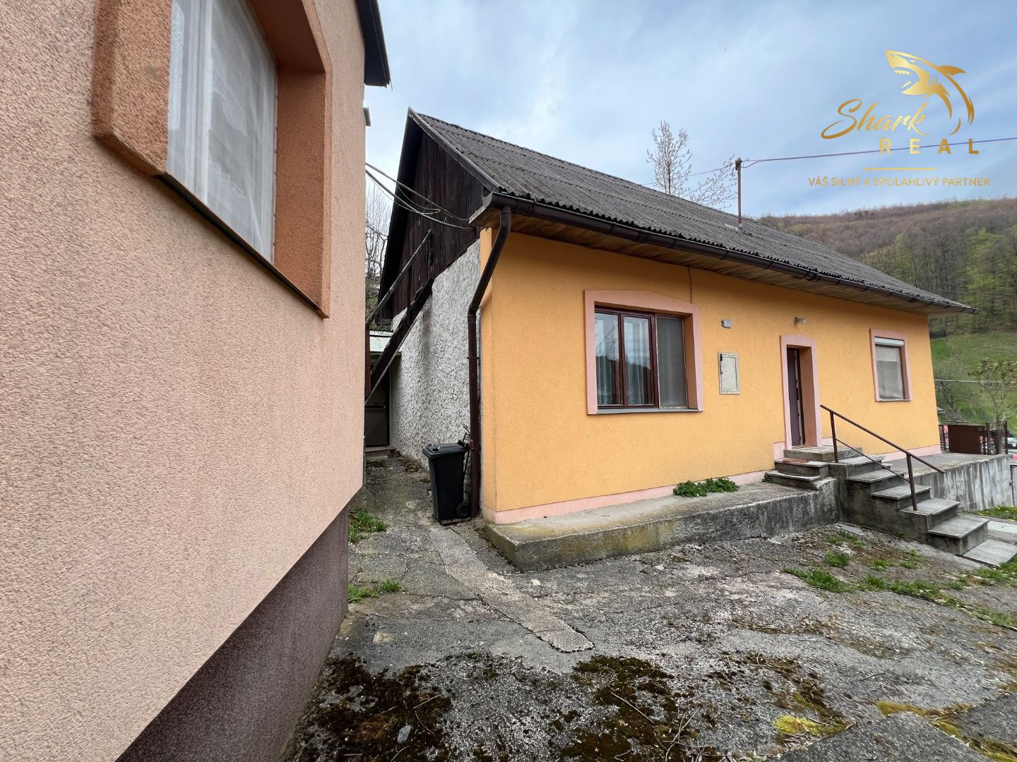 PREDANÉ - RD - Chalupa pri potôčiku / Nová Baňa