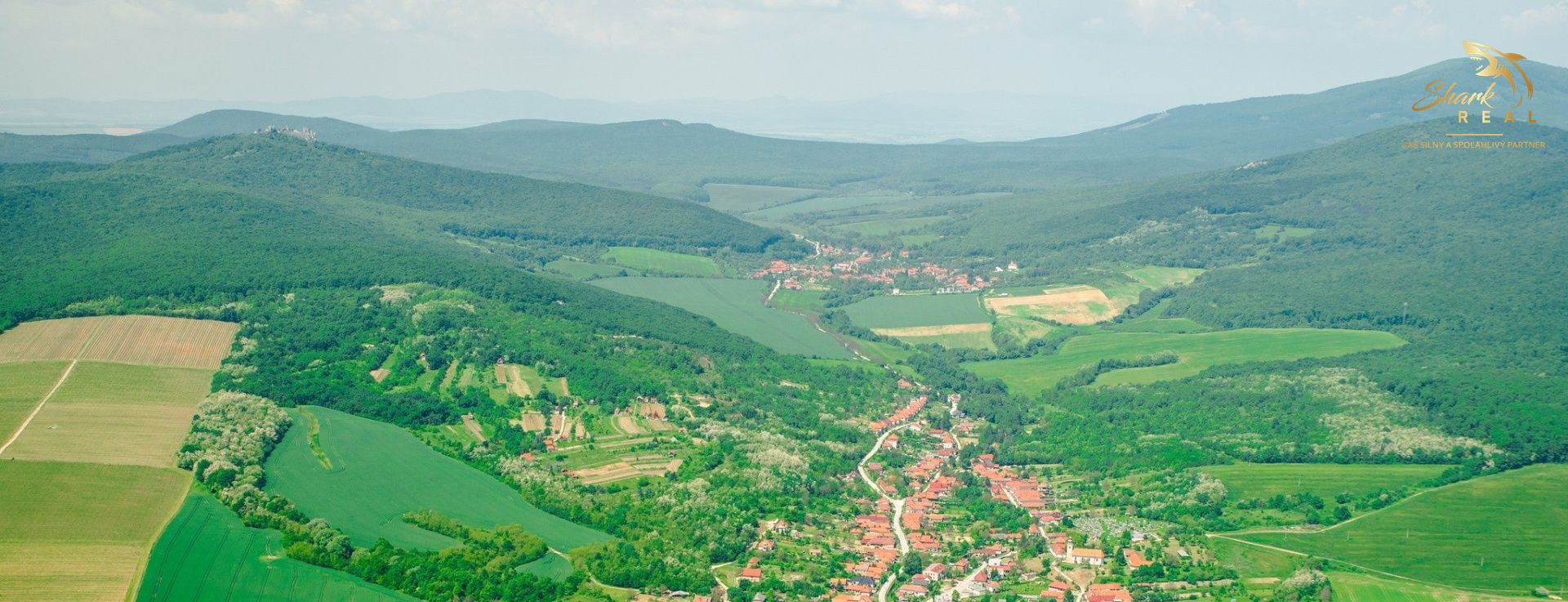 Nádherná záhrada s chatou neďaleko pohoria Tribeč