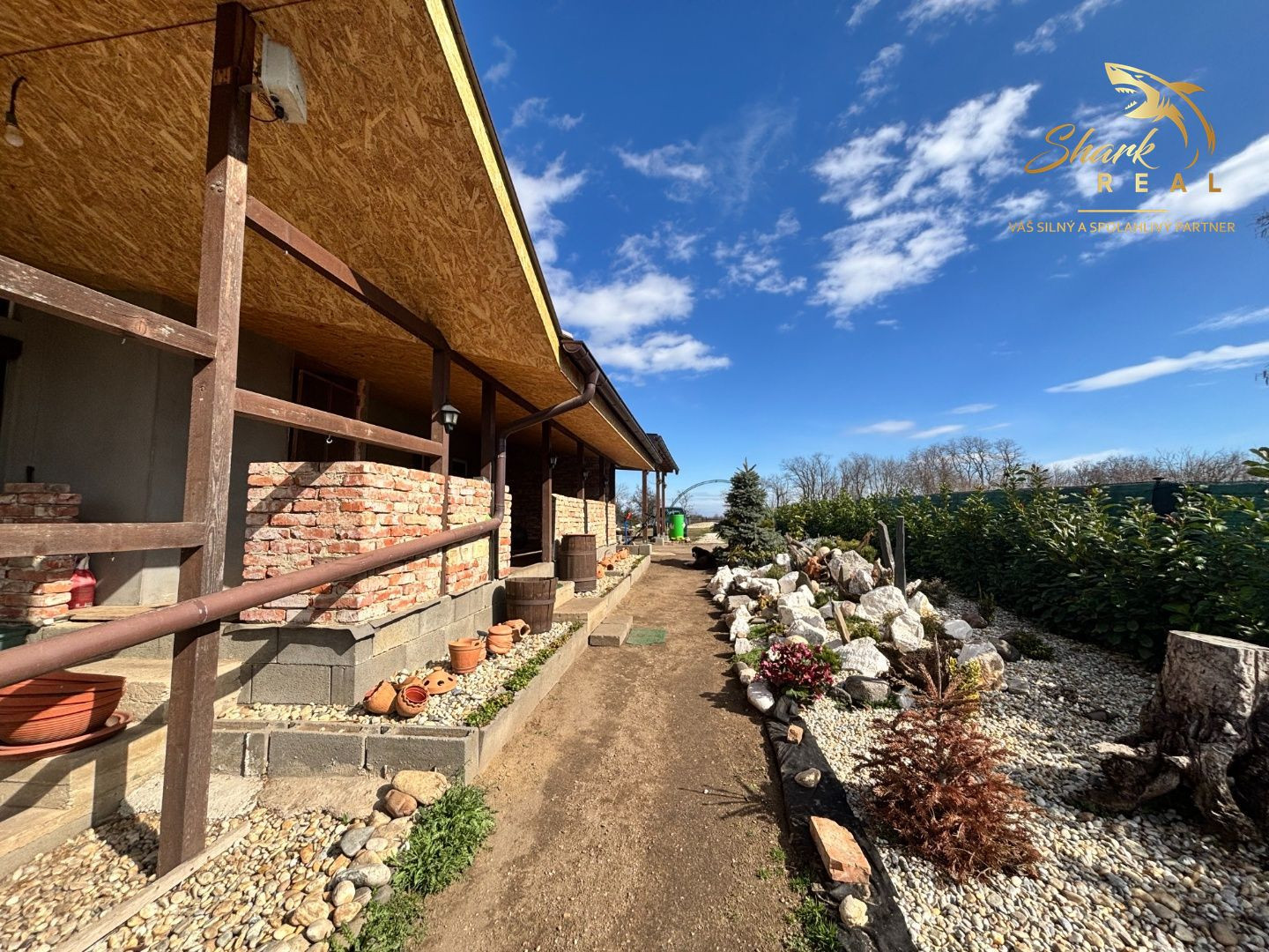 Záhrada s mobilným domčekom