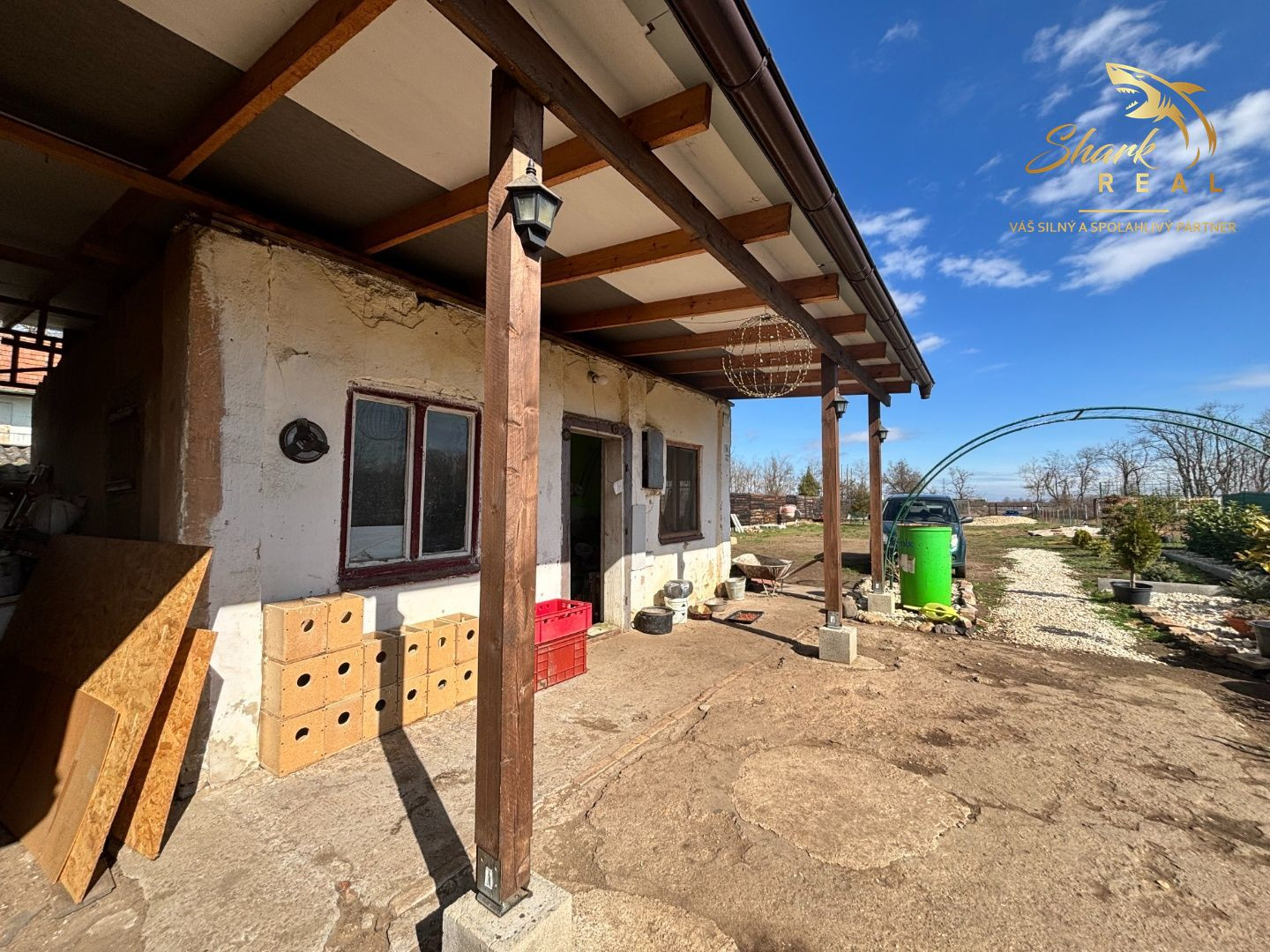 Záhrada s mobilným domčekom