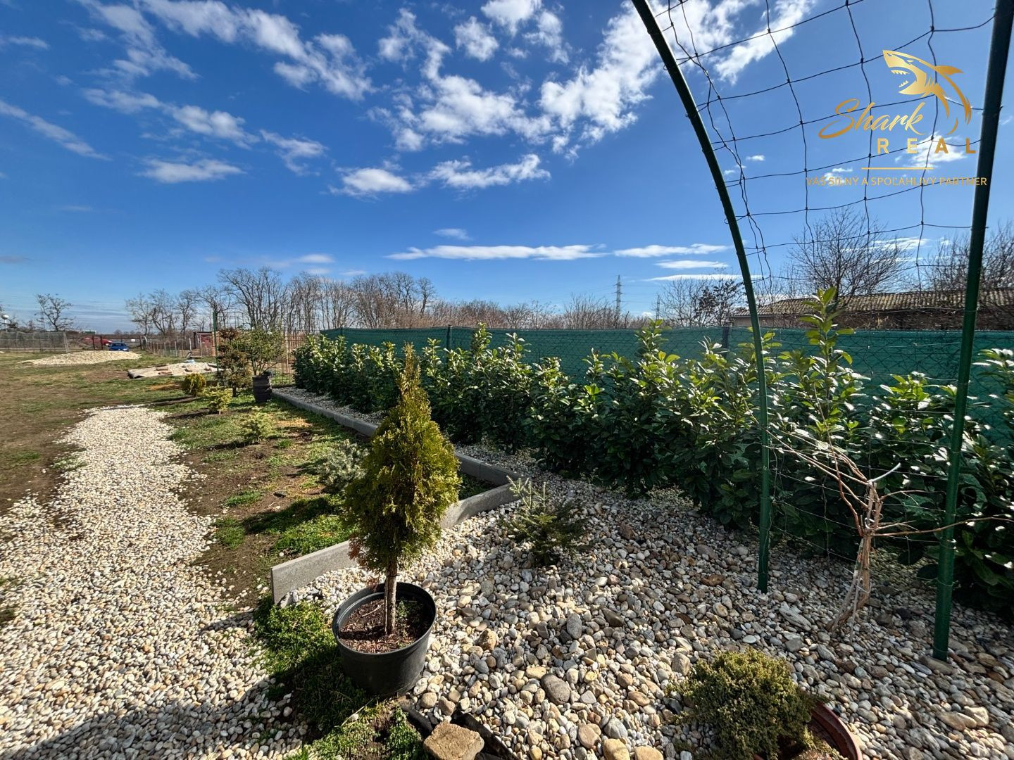 Záhrada s mobilným domčekom