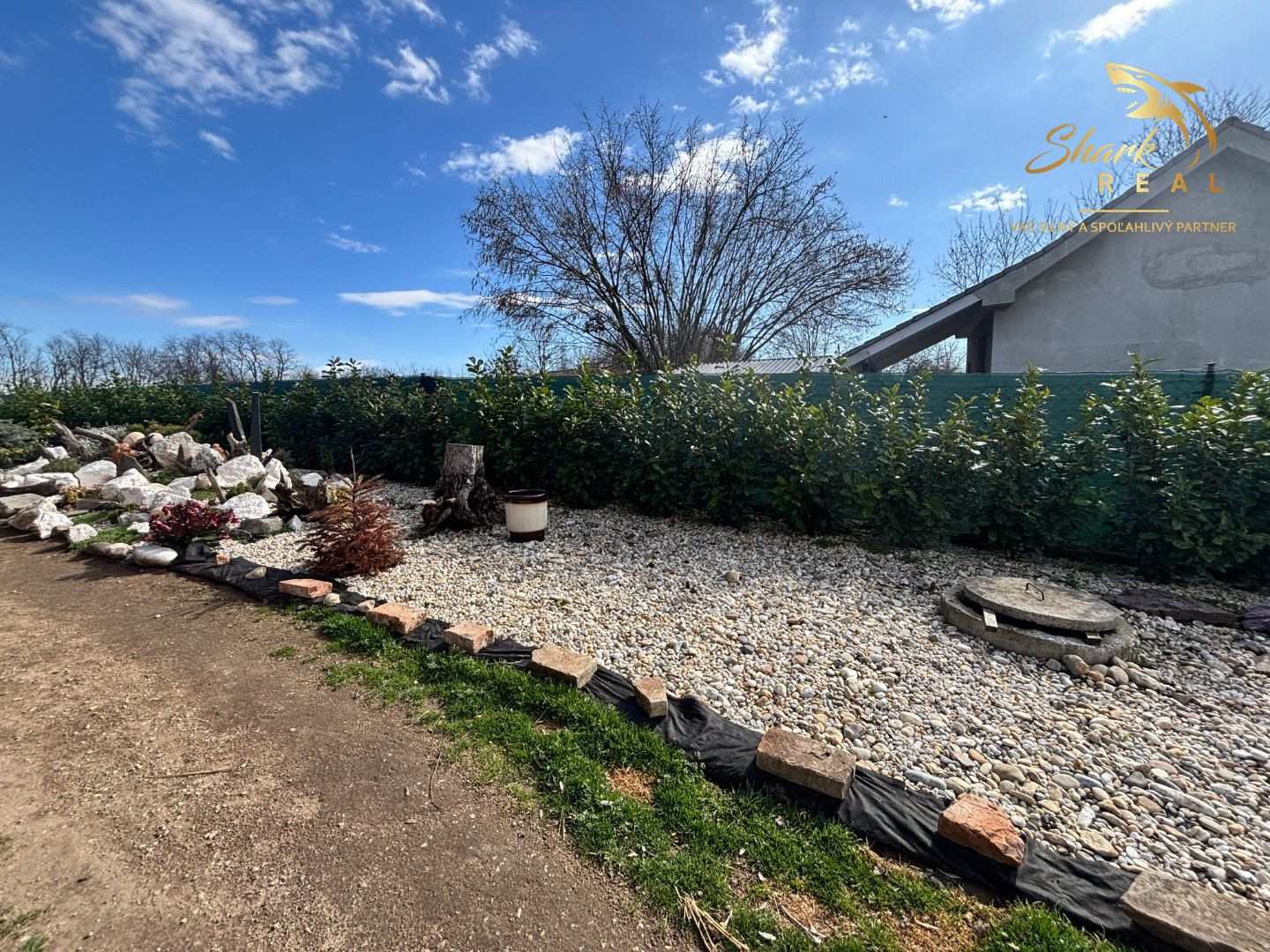 Záhrada s mobilným domčekom