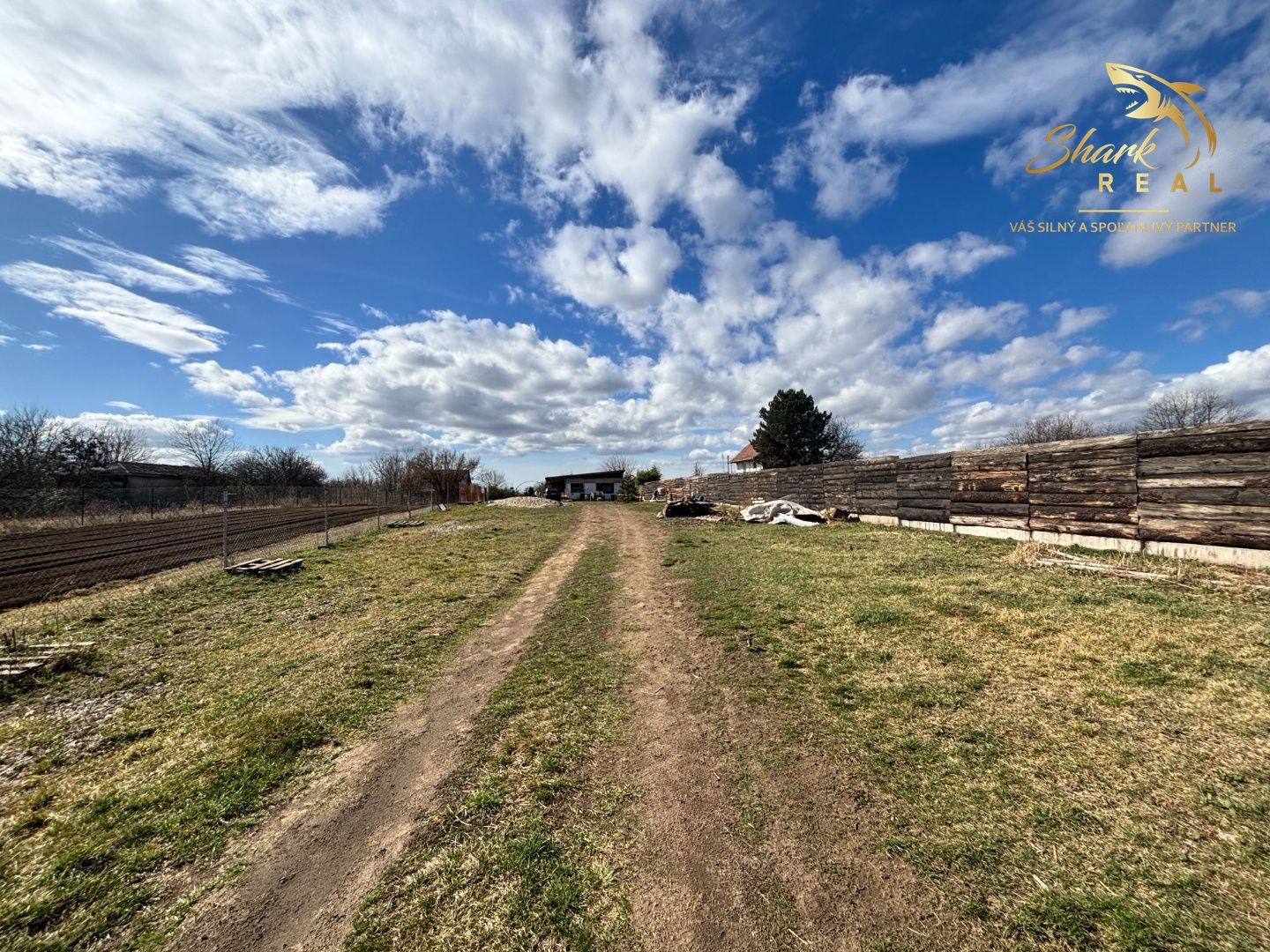 Záhrada s mobilným domčekom